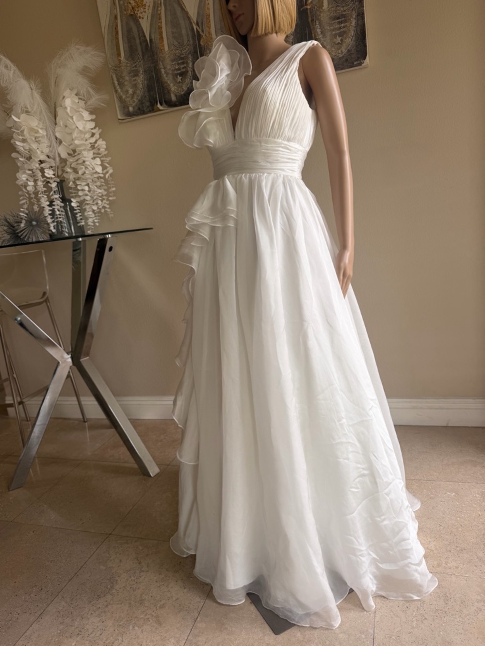 Mac Duggal

Ruffle Shoulder V-Neck Gown White size 4 - Picture 10 of 12